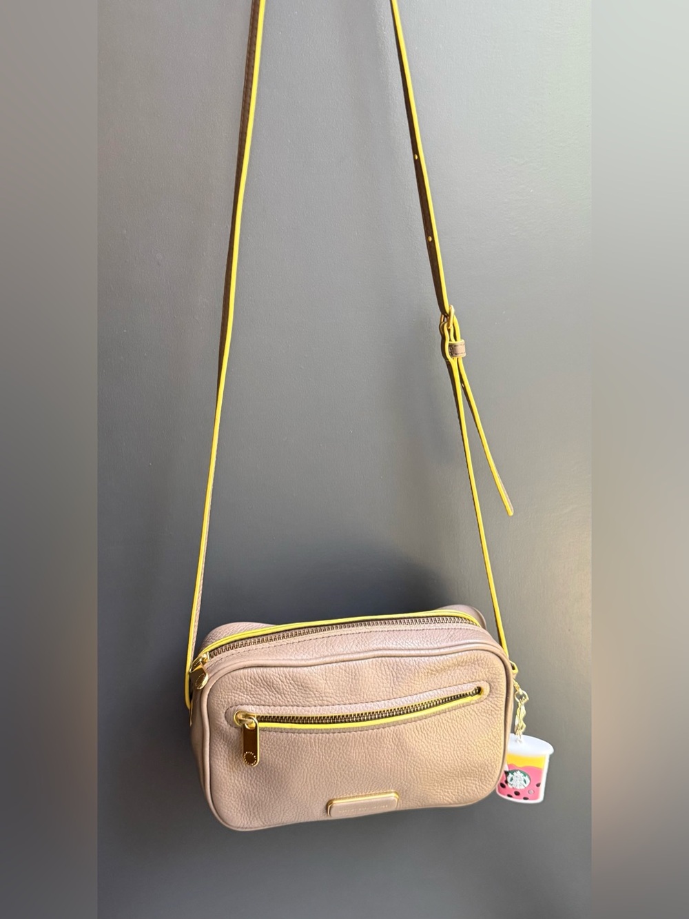 Marc by Marc Jacobs Sally
Leather Crossbody Bag - Taupe/Neon
Yellow Trim 💛🤎